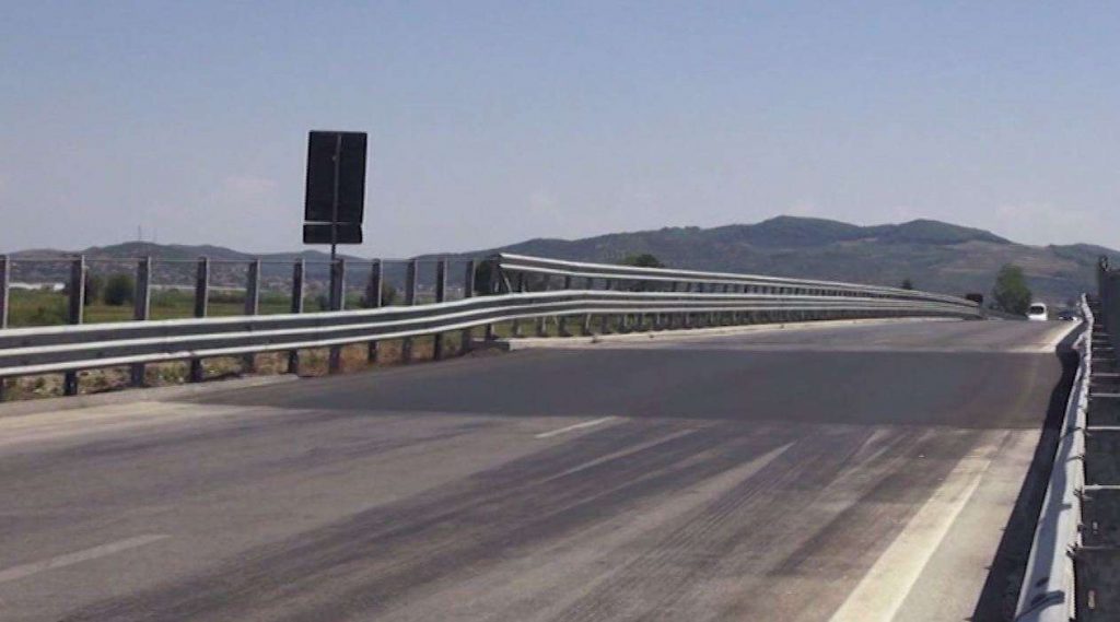 Asnjë sinjalistikë në autostradën Fier &#8211; Vlorë