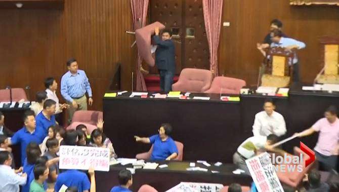 Sherr në parlamentin e Taivanit, deputetët qëllojnë me karrige
