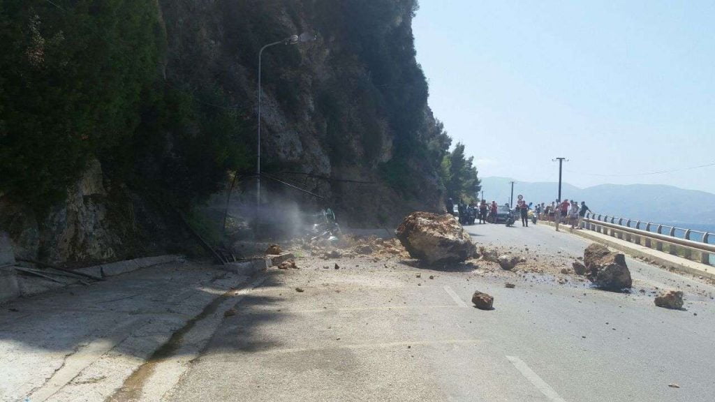 Foto/ Shkëputet masivi shkëmbor në Vlorë, zë poshtë makinën