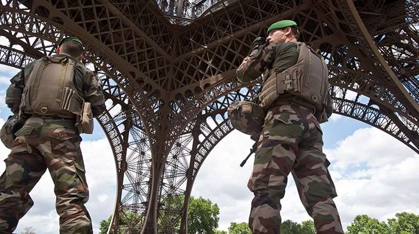 Alarm në Paris, makina përplas disa ushtarë