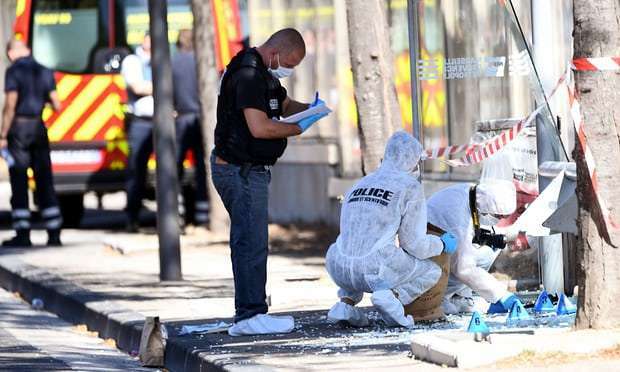 Furgoni përplaset me dy stacione autobusi në Marsejë, një viktimë