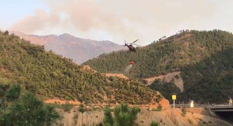 Video/ Operacioni nga ajri për shuarjen e zjarrit në zonën e Mirditës