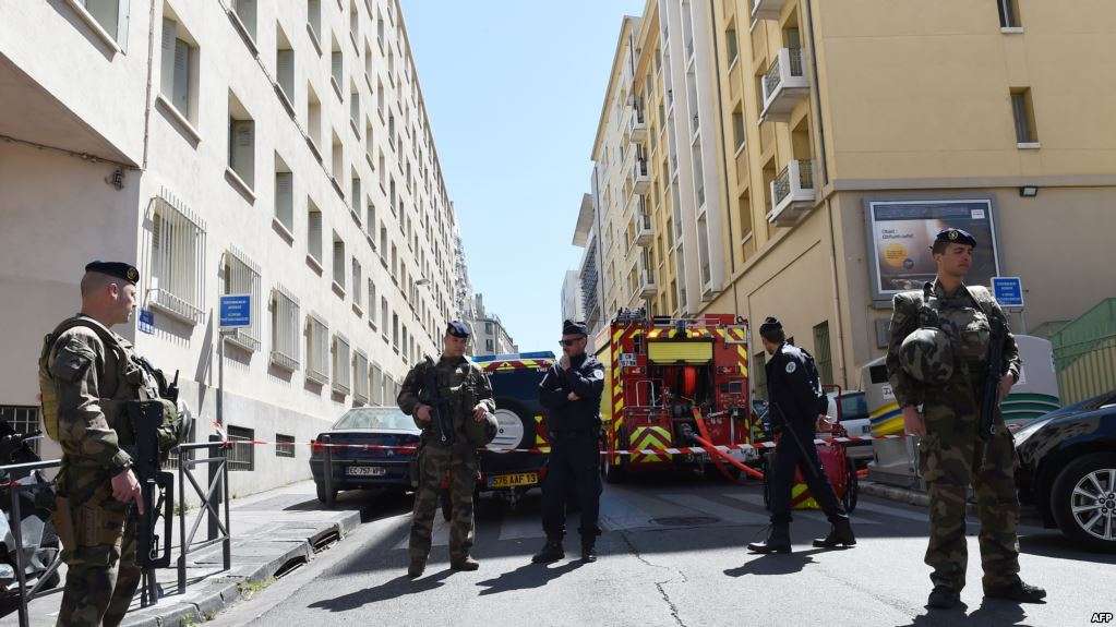 Policia franceze gjen eksplozivë në një apartament jashtë Parisit