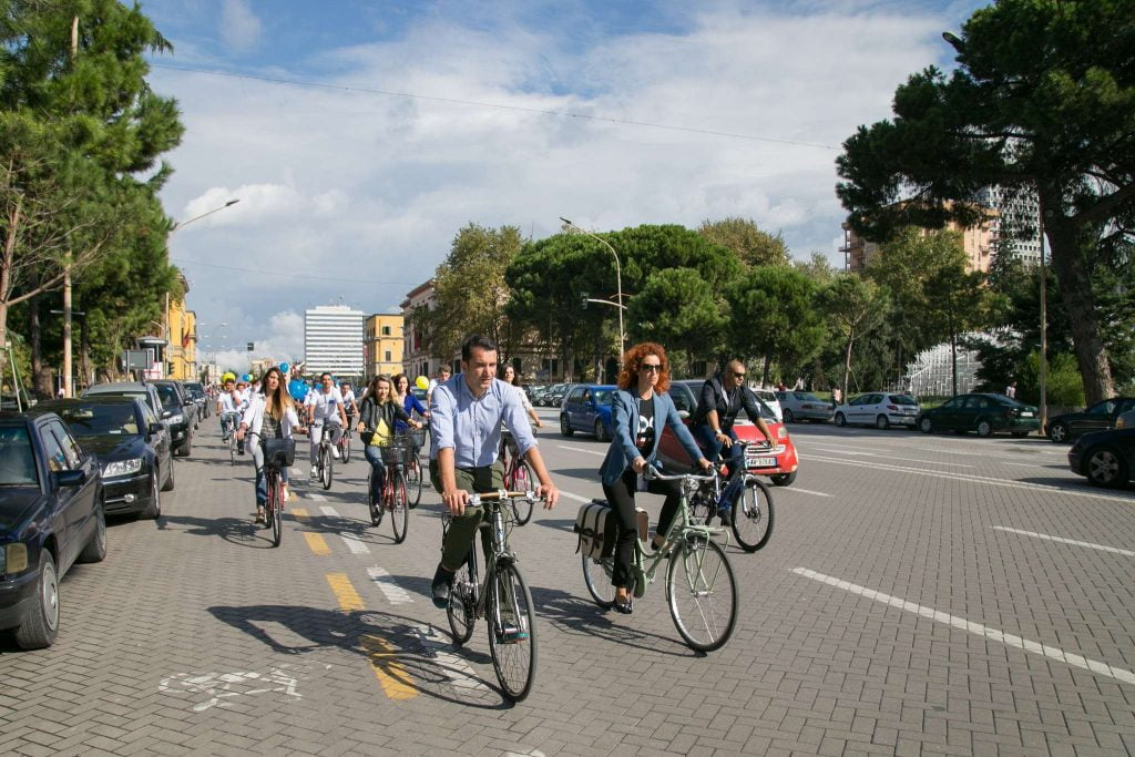 22 Shtatori dita pa makina, Tirana i bashkohet “Javës së lëvizshmërisë”