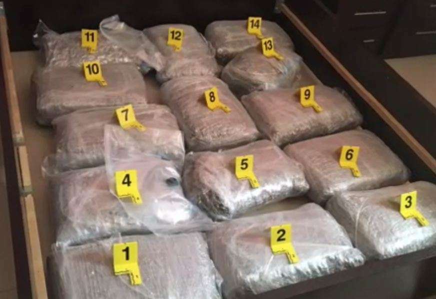 Video/ Gjenden 66 kg drogë nën dyshek
