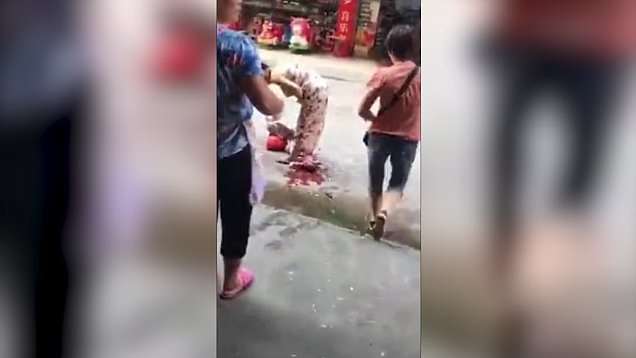 Video/ Gruaja lind në mes të pazarit dhe largohet në këmbë