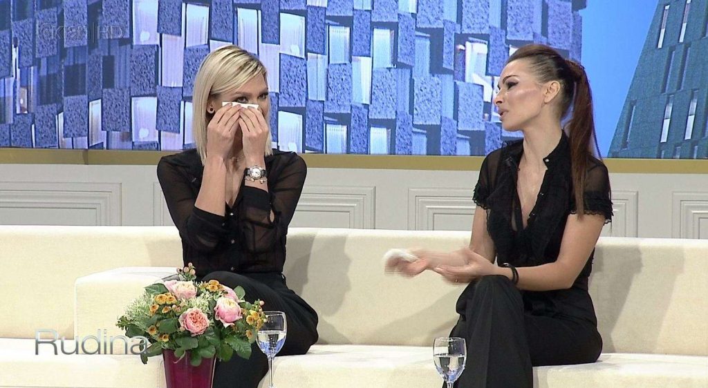 Video/ Irena Kita dhe motra e saj përloten në emision “live”