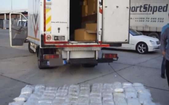Kapet një kamion me drogë në portin e Vlorës