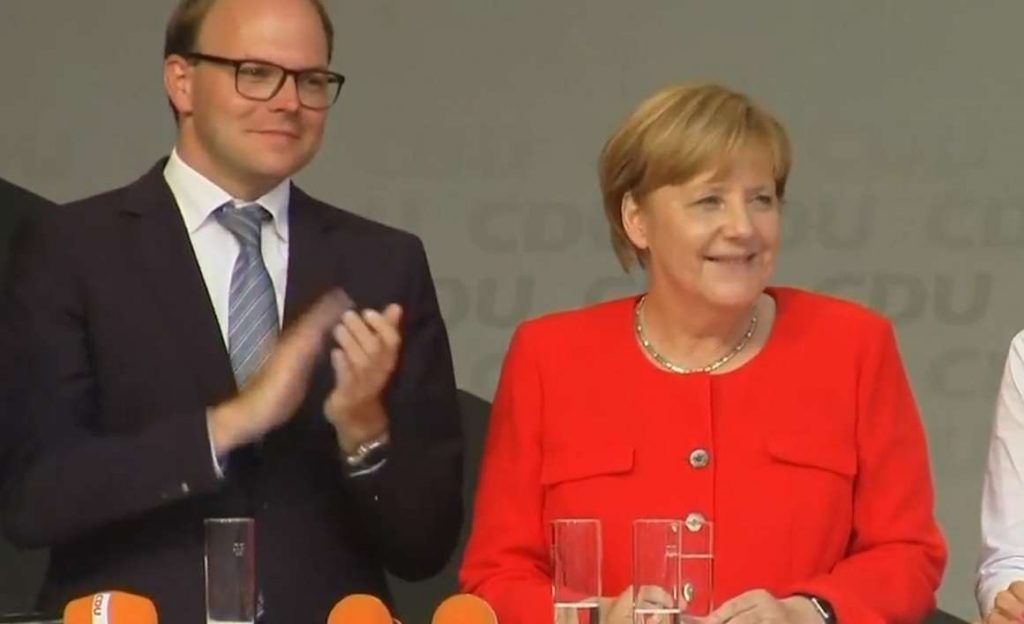 Merkel qëllohet me domate