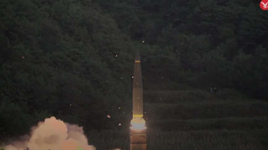 Koreja e Veriut nxjerr në bregdet raketën balistike ndërkontinentale