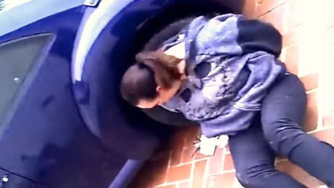 Video/ Policia i thyen këmbën, gruaja dëmshpërblehet