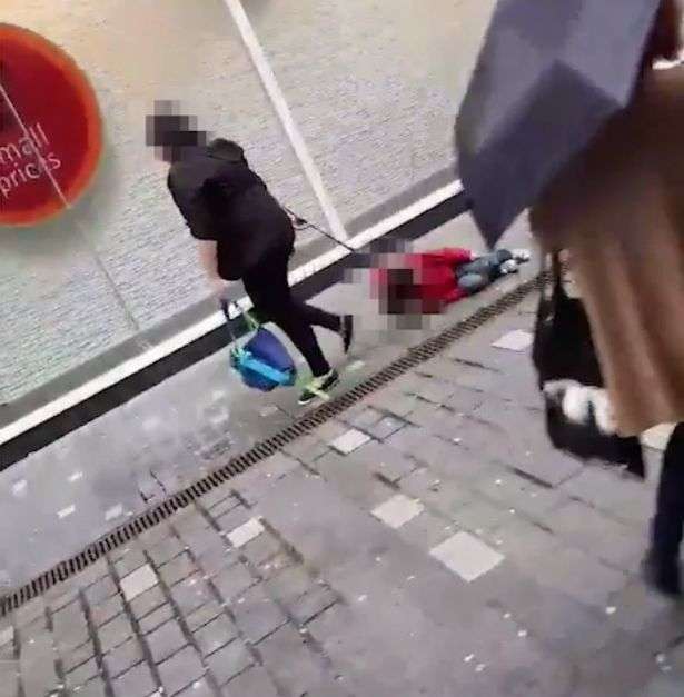 Video/ Nëna tërheq zvarrë fëmijën në rrugë