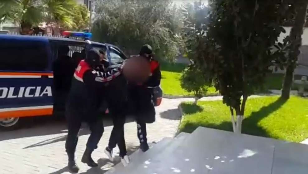 Video/ 50 Euro për prostitucion dhe shpërndarës kokaine, arrestohet tutori në Durrës