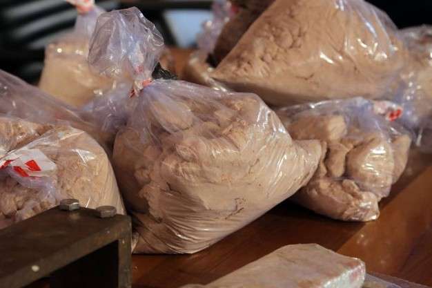 Pranga shqiptarit, i gjejnë laboratorin e drogës në shtëpi me 32 kg heroinë