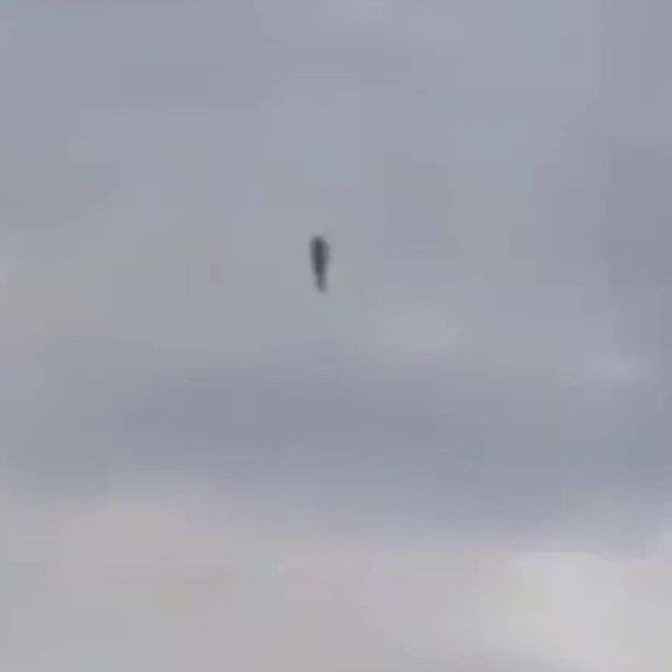 Video/ Filmohet një &#8216;njeri&#8217; duke fluturuar në qiell