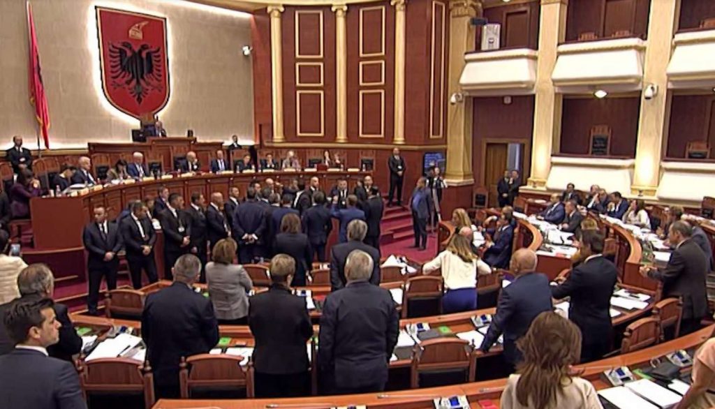 Opozita bllokon sërish foltoren e parlamentit