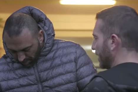 Video/ Vëllai i mafiozit i thyen hundën gazetarit italian