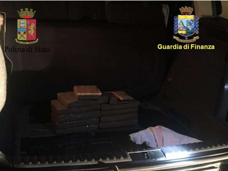 Tre shqiptarë e një grek kapen me kokainë në Itali