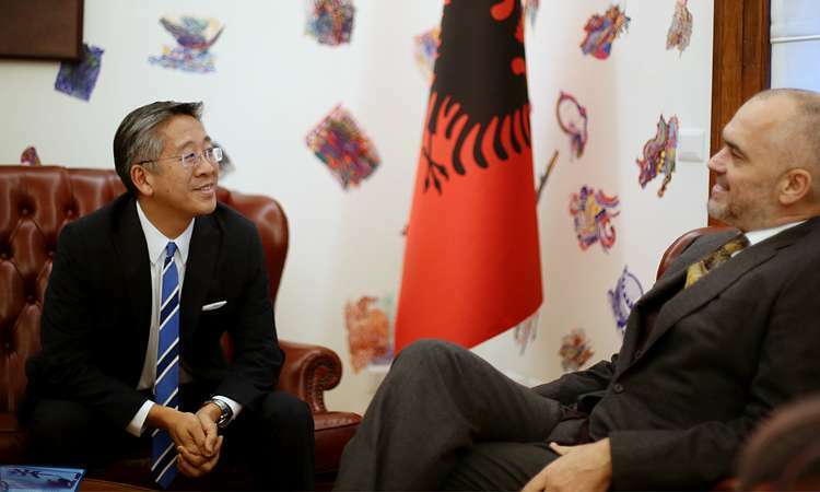 Ambasadori amerikan Donald Lu takim me kryeministrin Rama