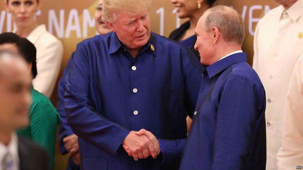 Trump dhe Putin shtrëngojnë duart