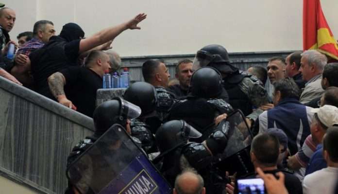 Maqedoni/ Dhuna në Kuvend, përjashtohen nga puna 11 policë