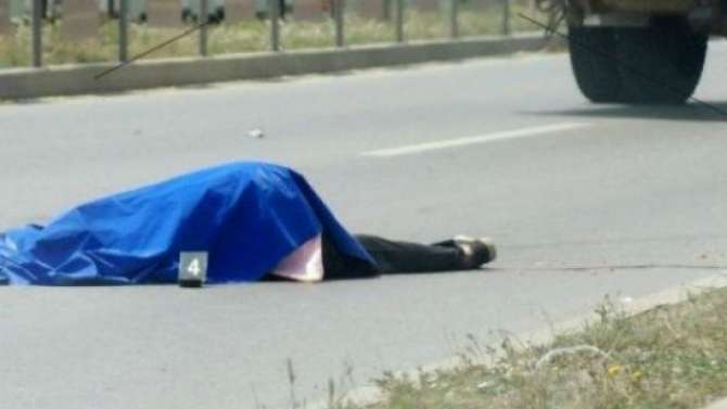 Gjendet i vdekur në rrugë një këmbësor i përplasur nga makina