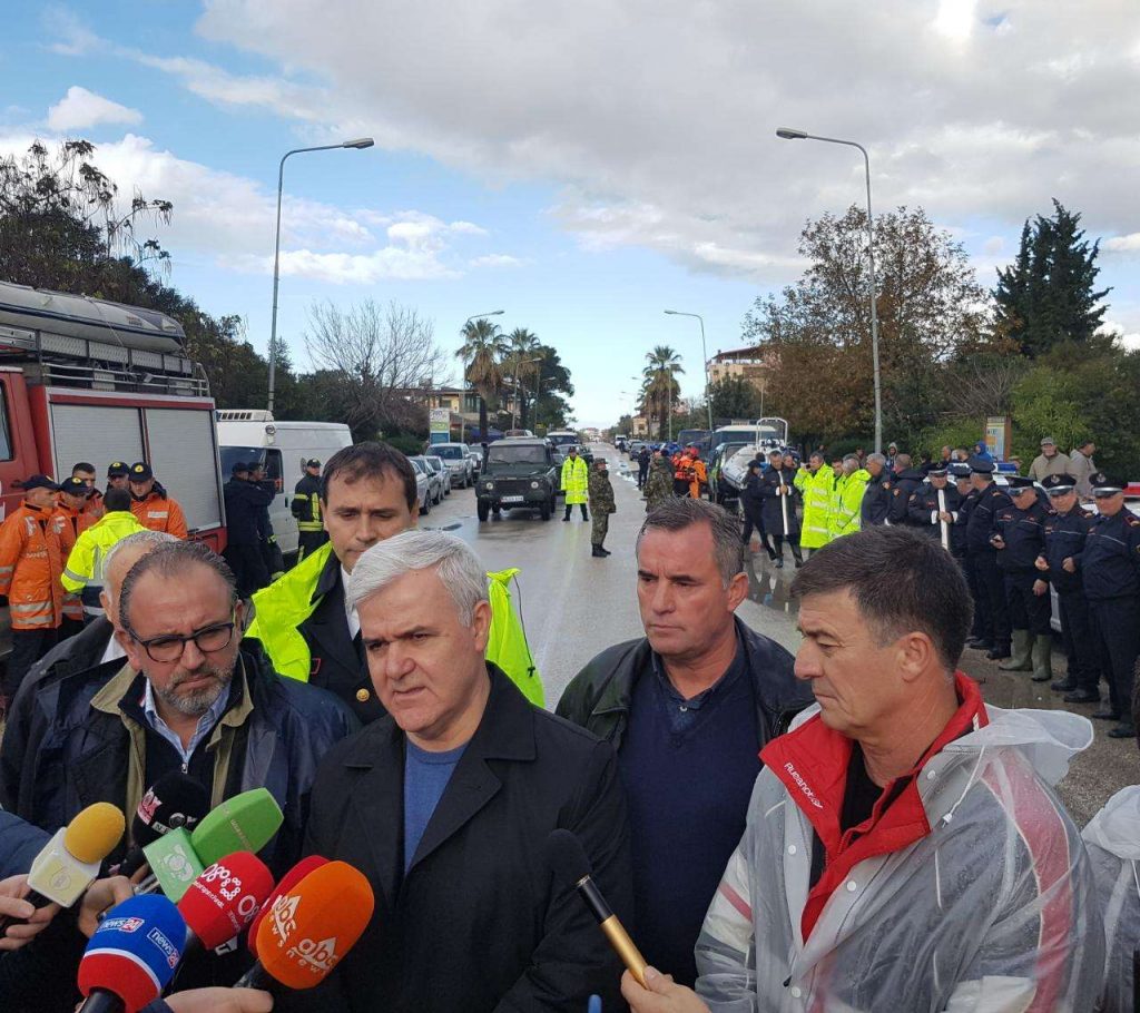 Video/ Ministri Xhafaj monitoron situatën në Novoselë: Në terren janë 2200 policë