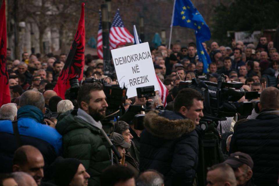 Foto/ &#8220;Shqiptarët nuk e pranojnë shkeljen e Kushtetutës&#8221;