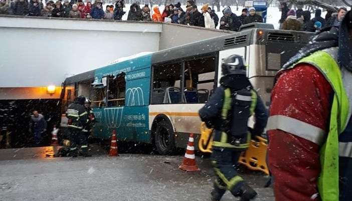 Video/ Autobusi përplas këmbësorët, të paktën 5 të vdekur