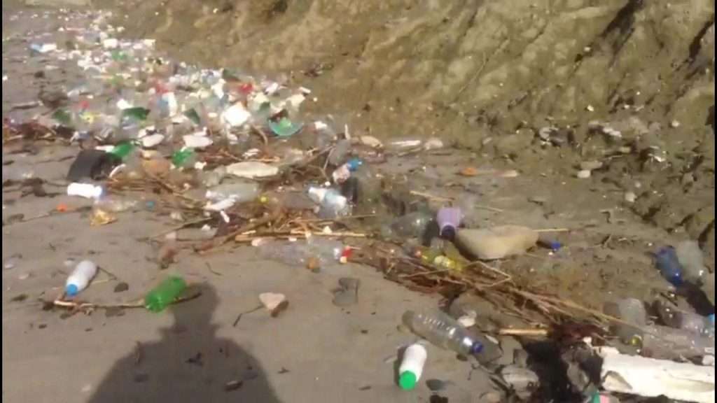 Ndotet plazhi i Porto Romanos, dalin në breg tonelata mbetje