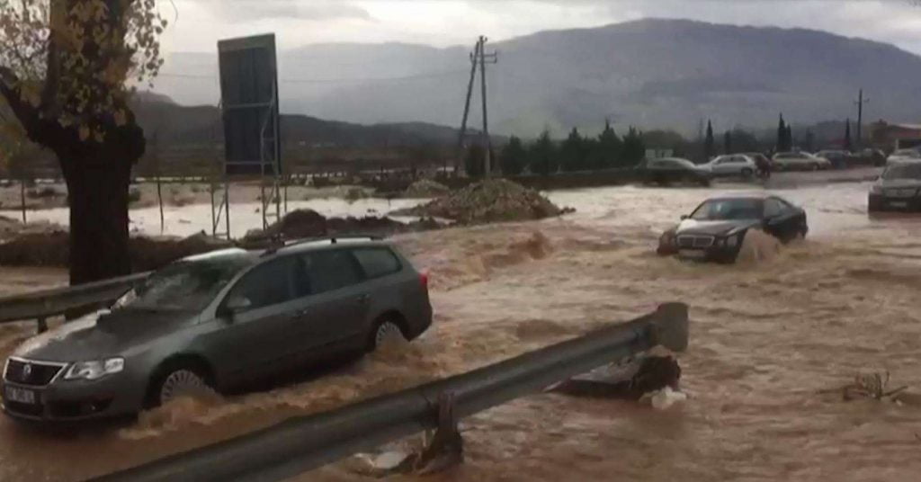 Vjosa përmbyt shtëpi dhe toka në Fier dhe Vlorë