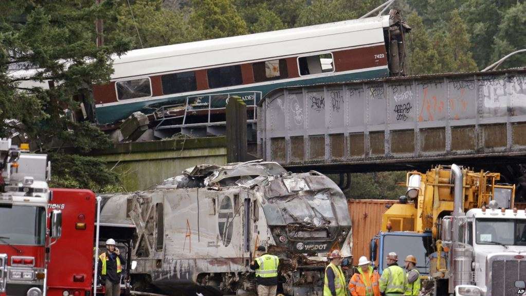 Vagonët e trenit mbi autostradë, zbulohet shkaku i aksidentit