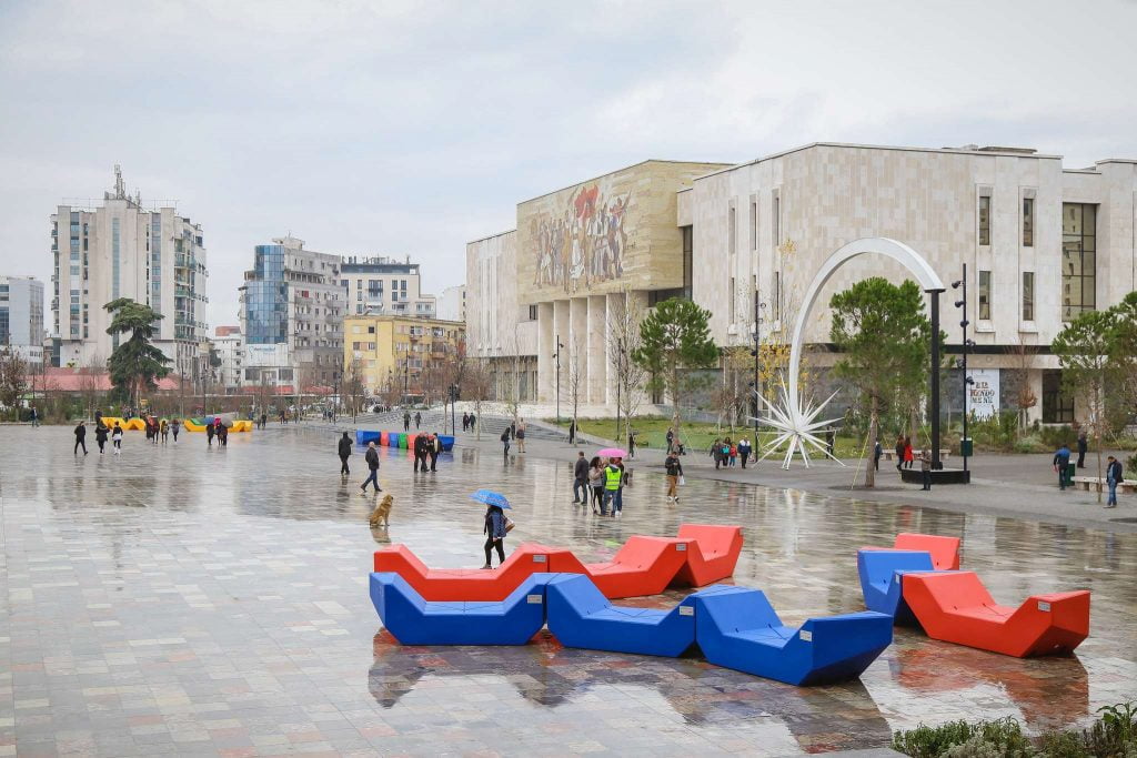 Tirana si Vjena, vendosen në sheshin “Skënderbej” 41 stola shumëngjyrësh