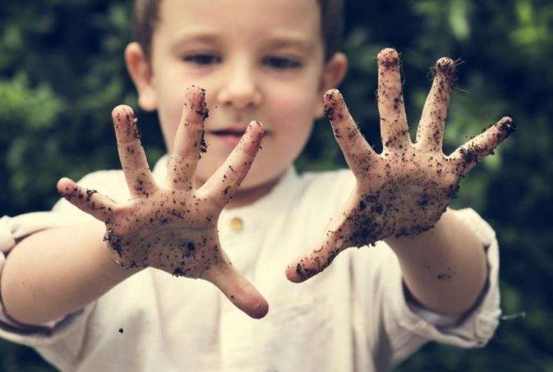 Pse duhet t&#8217;i ekspozoni fëmijët ndaj pluhurave dhe baktereve