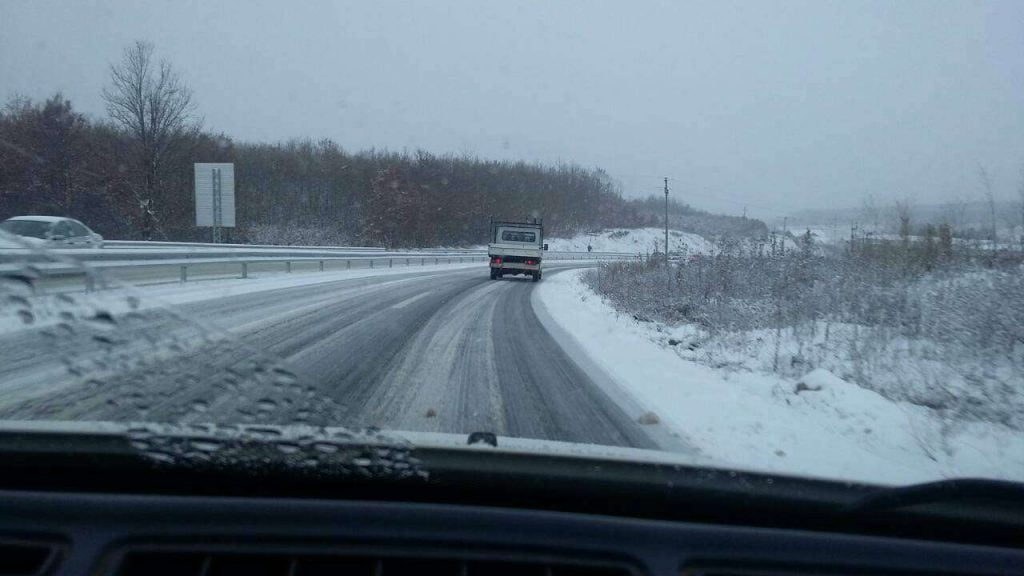 Policia apel shoferëve në aksin Korçë-Goricë