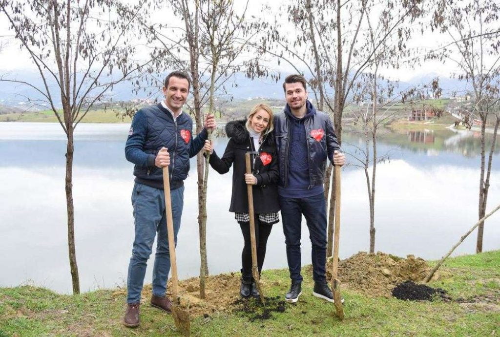 Alban Skënderaj dhe Miriam Cani mbjellin pemën e dashurisë në ditën e Shën Valentinit