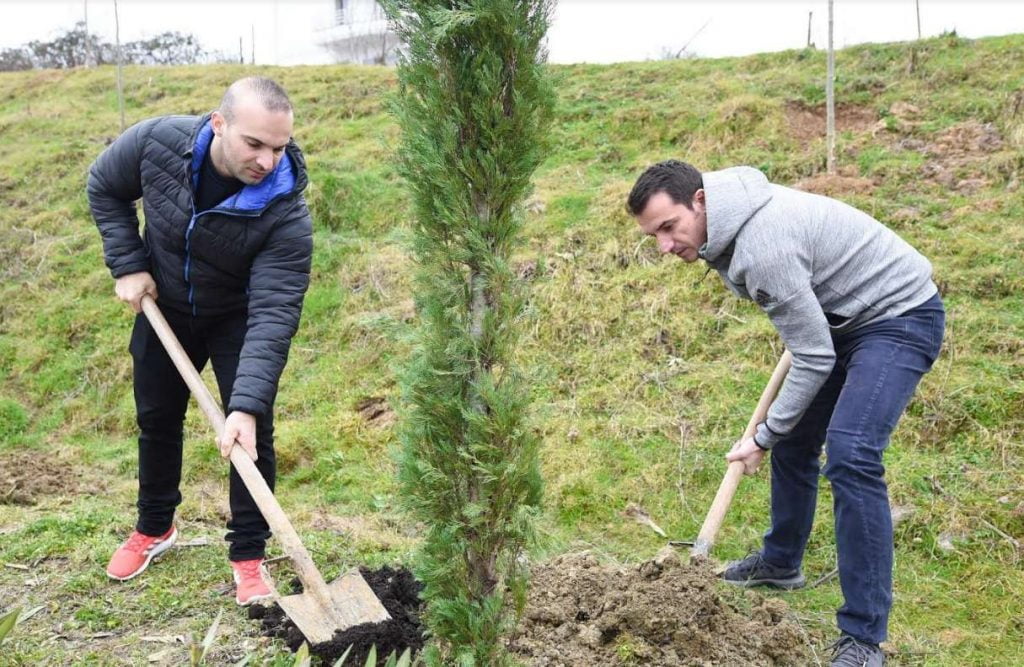 Edhe peshëngritësi Erkand Qerimaj i bashkohet aksionit për mbjelljen e 50 selvive