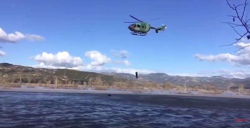 Video/ I kishte marrë rrjedha e lumit, shpëtohet 59-vjeçari dhe kunata e tij