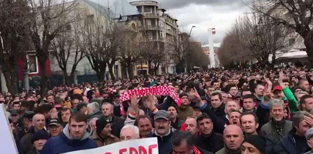Protesta e tifozëve të Skënderbeu/Kërkojnë që UEFA të mos dënojë sërish ekipin
