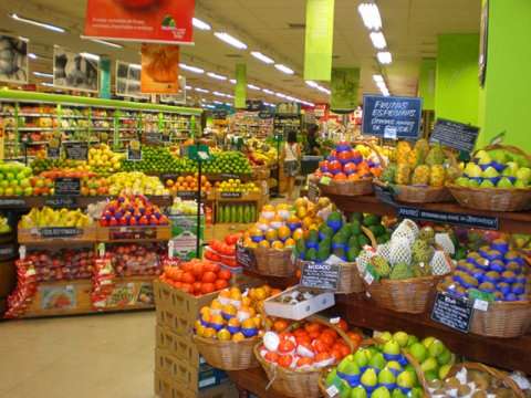 Supermarketet franceze dhurojnë ushqimet e pashitura