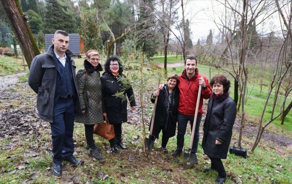 1 vjetori i ndarjes nga jeta e shkrimtarit Dritëro Agolli, mbillen 20 selvi në Parkun e Liqenit Artificial