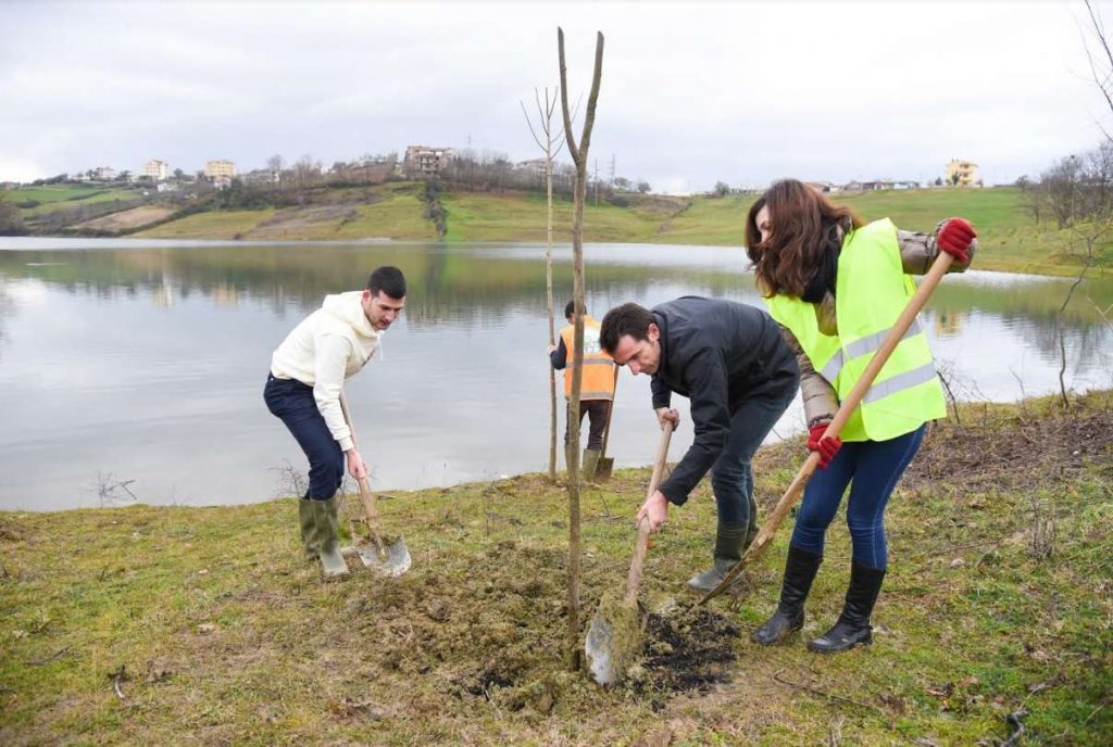 200 pemë të reja në Liqenin e Farkës nga vullnetarët e “Fundjavë ndryshe”