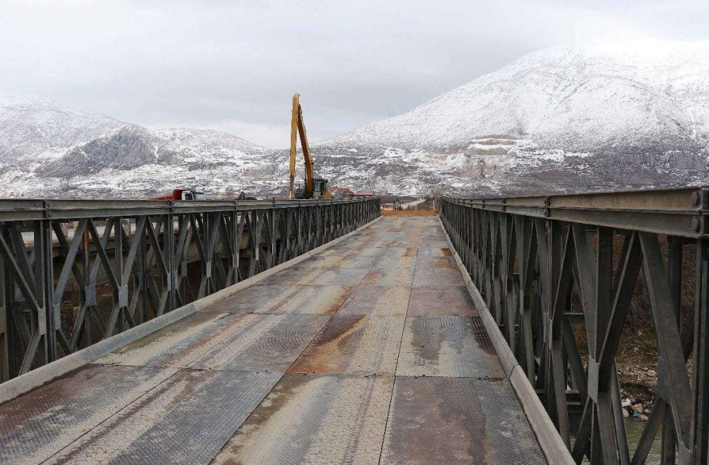 FA dhe FSK ndërtojnë urën e dëmtuar në Devoll