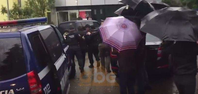 Video/ Rivlerësimi i masës së sigurisë, Kryebashkiaku i Lezhës mbërrin në Gjykatë