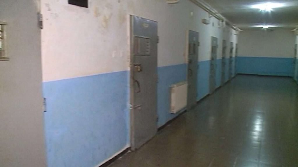 Burgjet, fatura e “kripur” e mbajtjes në qeli të 5800 personave