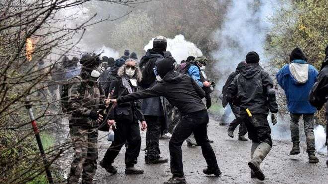 Policia franceze konfrontohet me aktivistët, përdor gaz lotsjellës