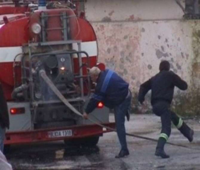 Përfshihet nga zjarri një shtëpi në Tiranë