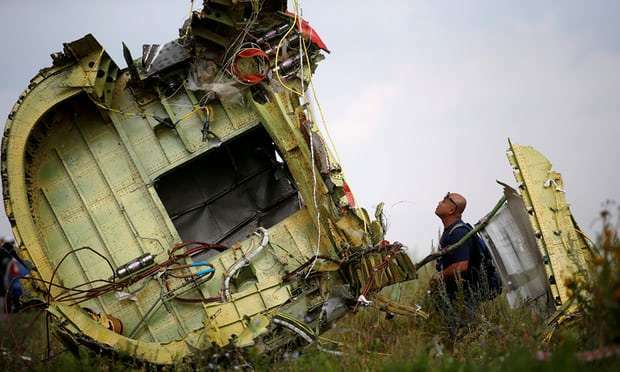 Hetuesit: Avioni ku vdiqën 298 persona është rrëzuar nga raketa ushtarake ruse