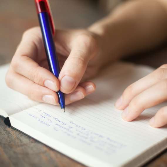 Kthejuni shkrimit me dorë/ Studimi: Përmirëson memorjen dhe përqëndrimin