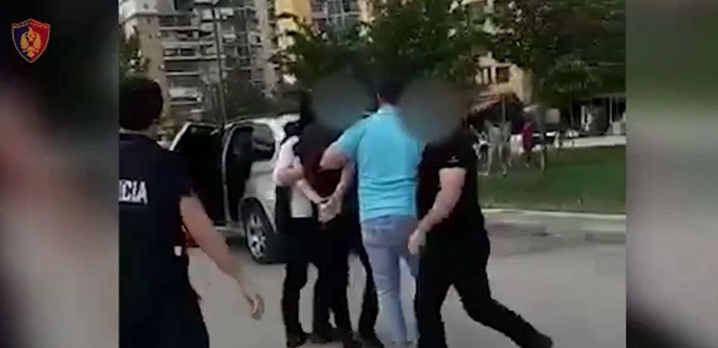 Video &#8211; Emrat/ Shisnin kokainë në kryeqytet, 4 të arrestuar